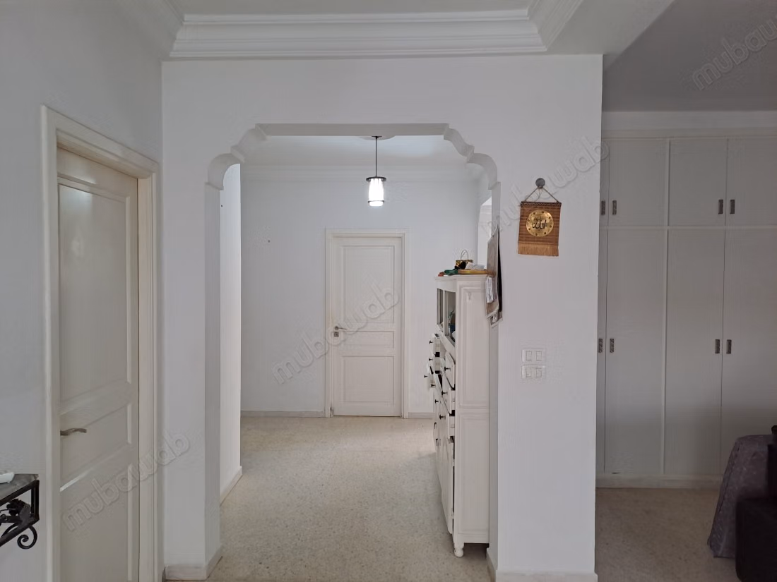 Superbe maison à vendre à Hammamet. Surface de 180 m². Porte blindée et système de double vitrage