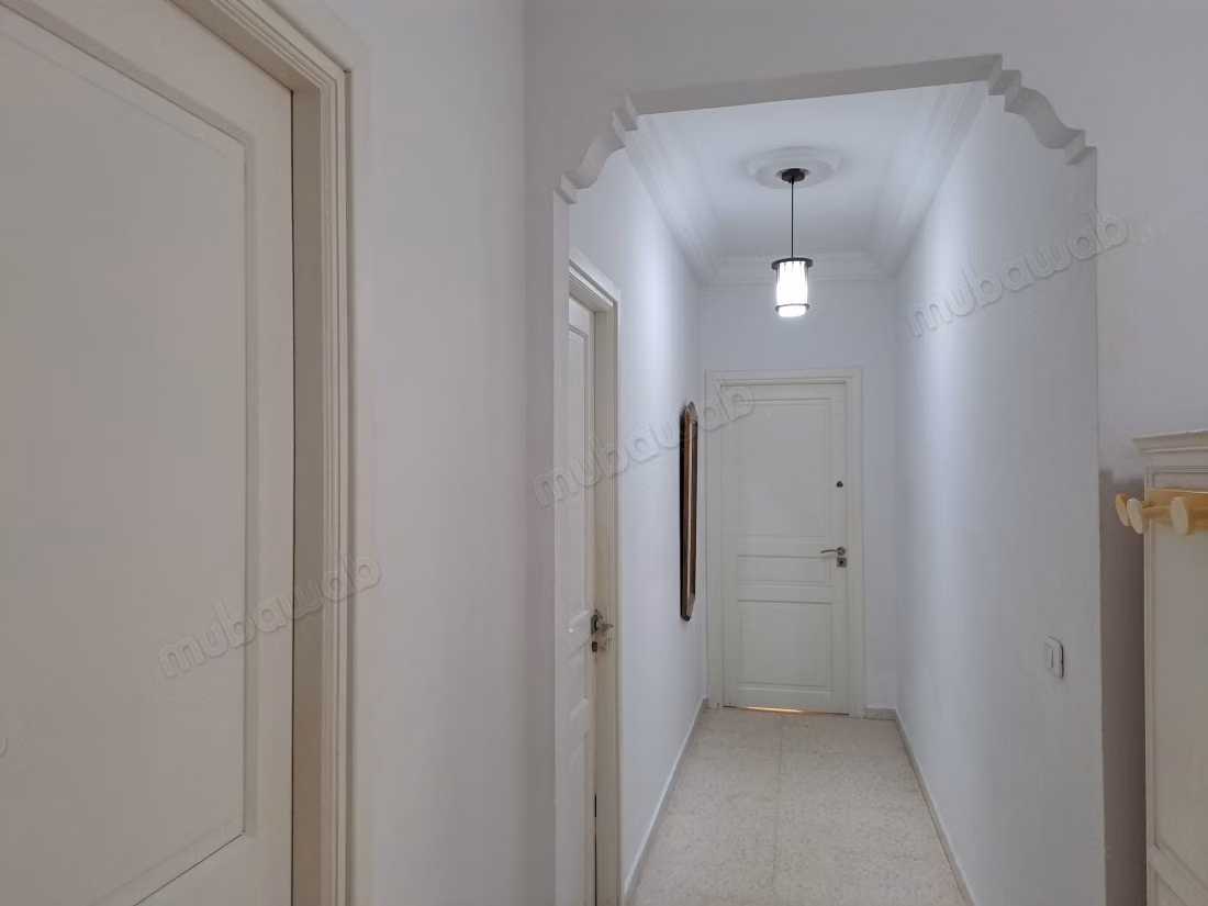 Superbe maison à vendre à Hammamet. Surface de 180 m². Porte blindée et système de double vitrage