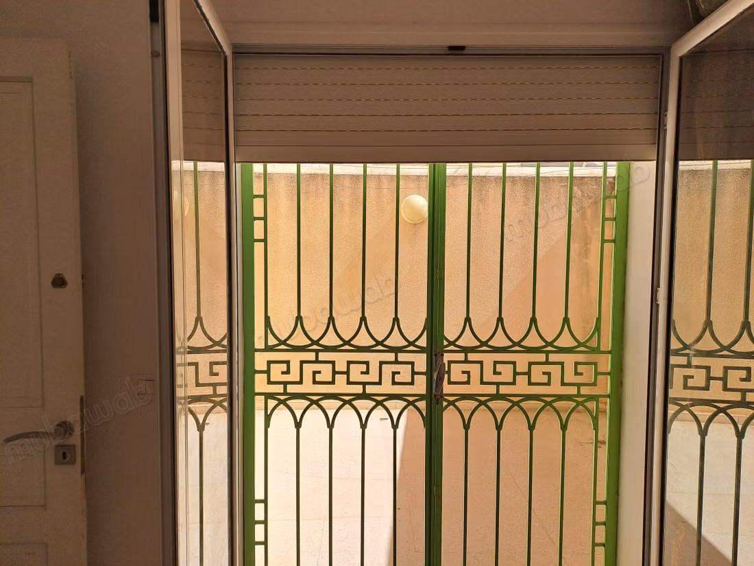 Superbe maison à vendre à Hammamet. Surface de 180 m². Porte blindée et système de double vitrage