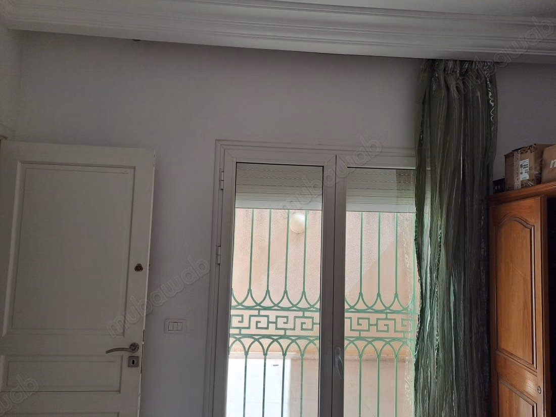 Superbe maison à vendre à Hammamet. Surface de 180 m². Porte blindée et système de double vitrage