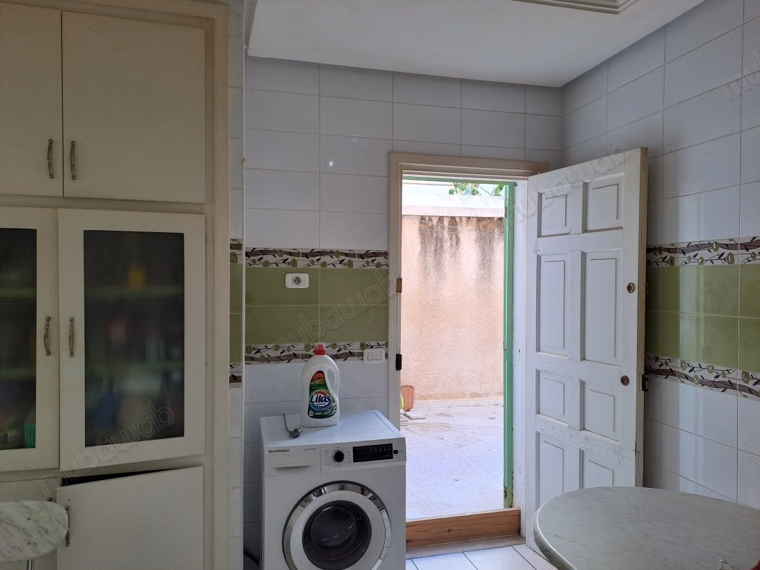 Superbe maison à vendre à Hammamet. Surface de 180 m². Porte blindée et système de double vitrage