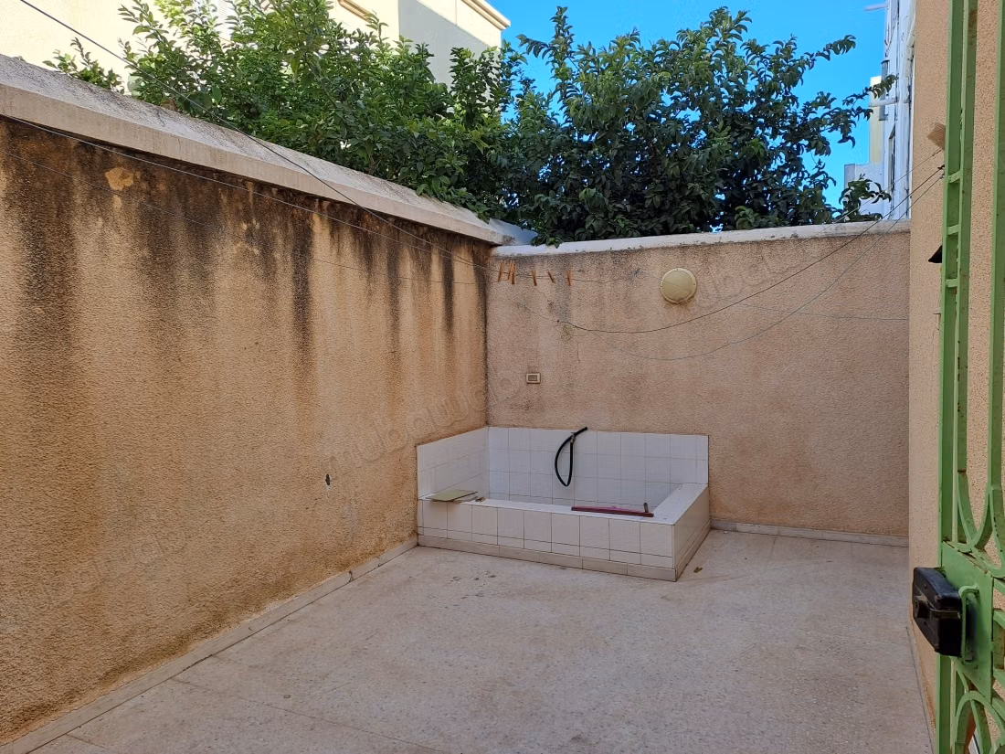 Superbe maison à vendre à Hammamet. Surface de 180 m². Porte blindée et système de double vitrage