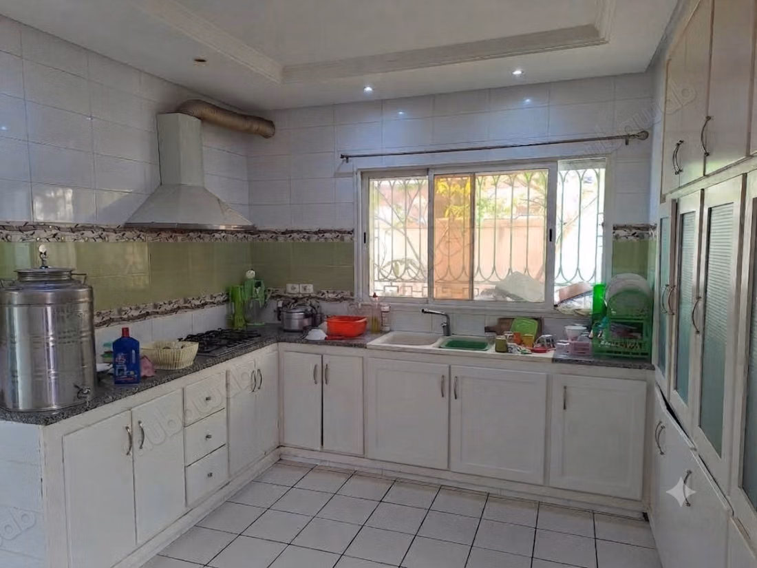 Superbe maison à vendre à Hammamet. Surface de 180 m². Porte blindée et système de double vitrage