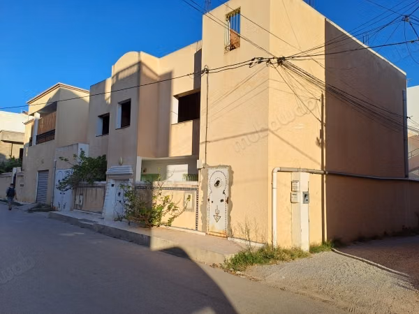 Superbe maison à vendre à Hammamet. Surface de 180 m². Porte blindée et système de double vitrage