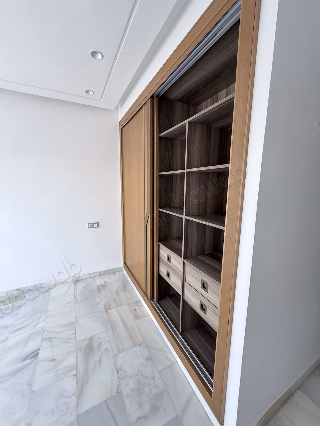 Affitto di un appartamento a Branes 1. 3 grandi stanze. Ascensore e terrazza