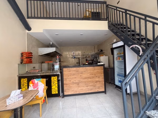 Bureaux et boutiques à louer à Bouaakkaz. Surface totale 32 m². Climatisé