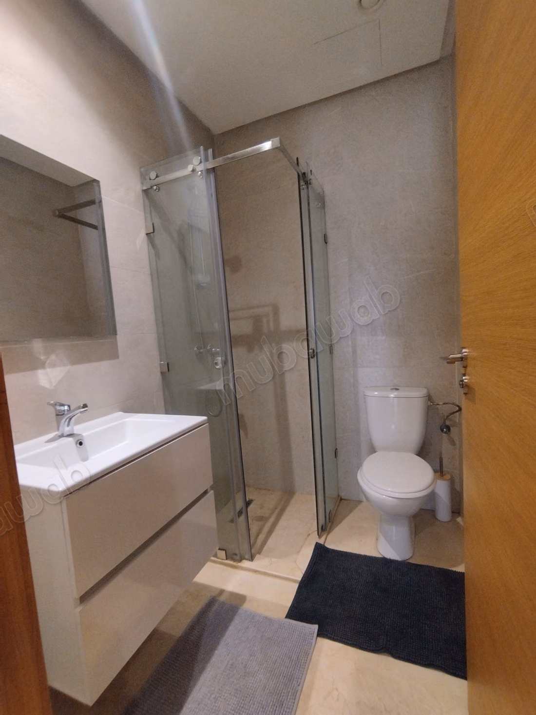 Appartement te huur in Bouaakkaz. Oppervlakte van 78 m². Goed gemeubileerd