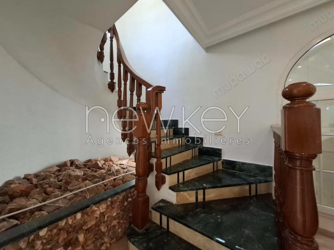 فيلا S4 مع مسبح للإيجار في La Soukra