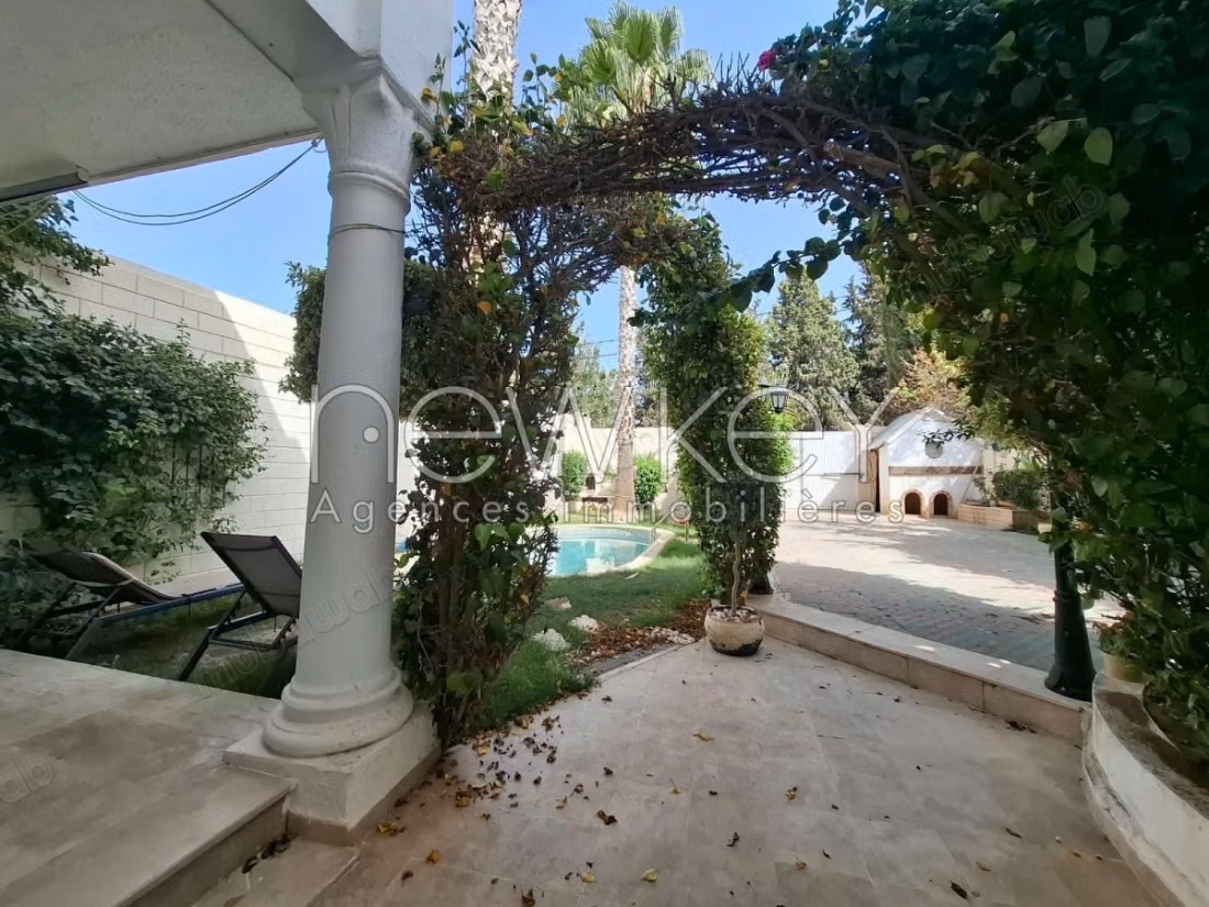 فيلا S4 مع مسبح للإيجار في La Soukra