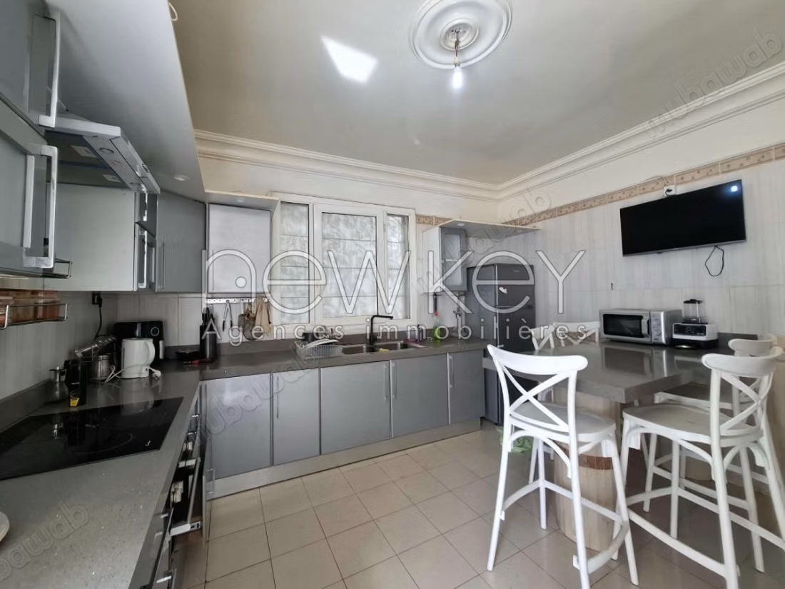 فيلا S4 مع مسبح للإيجار في La Soukra