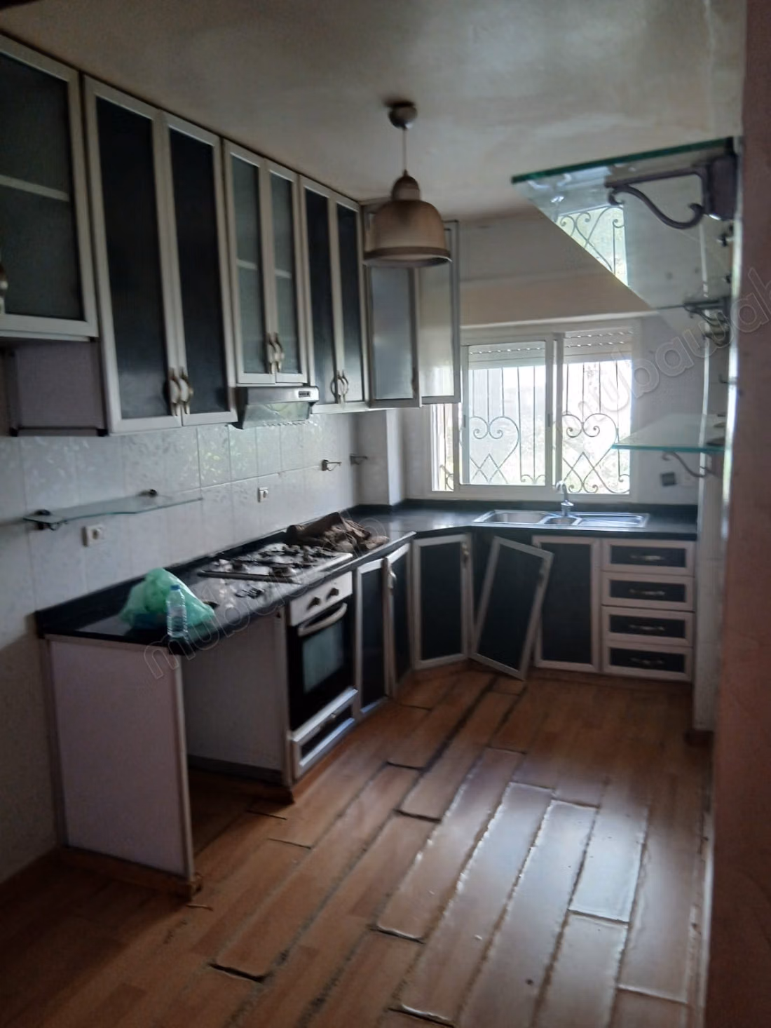 Vend appartement à Al Qods. 
Surface de 75 m². 
Belle terrasse et jardin