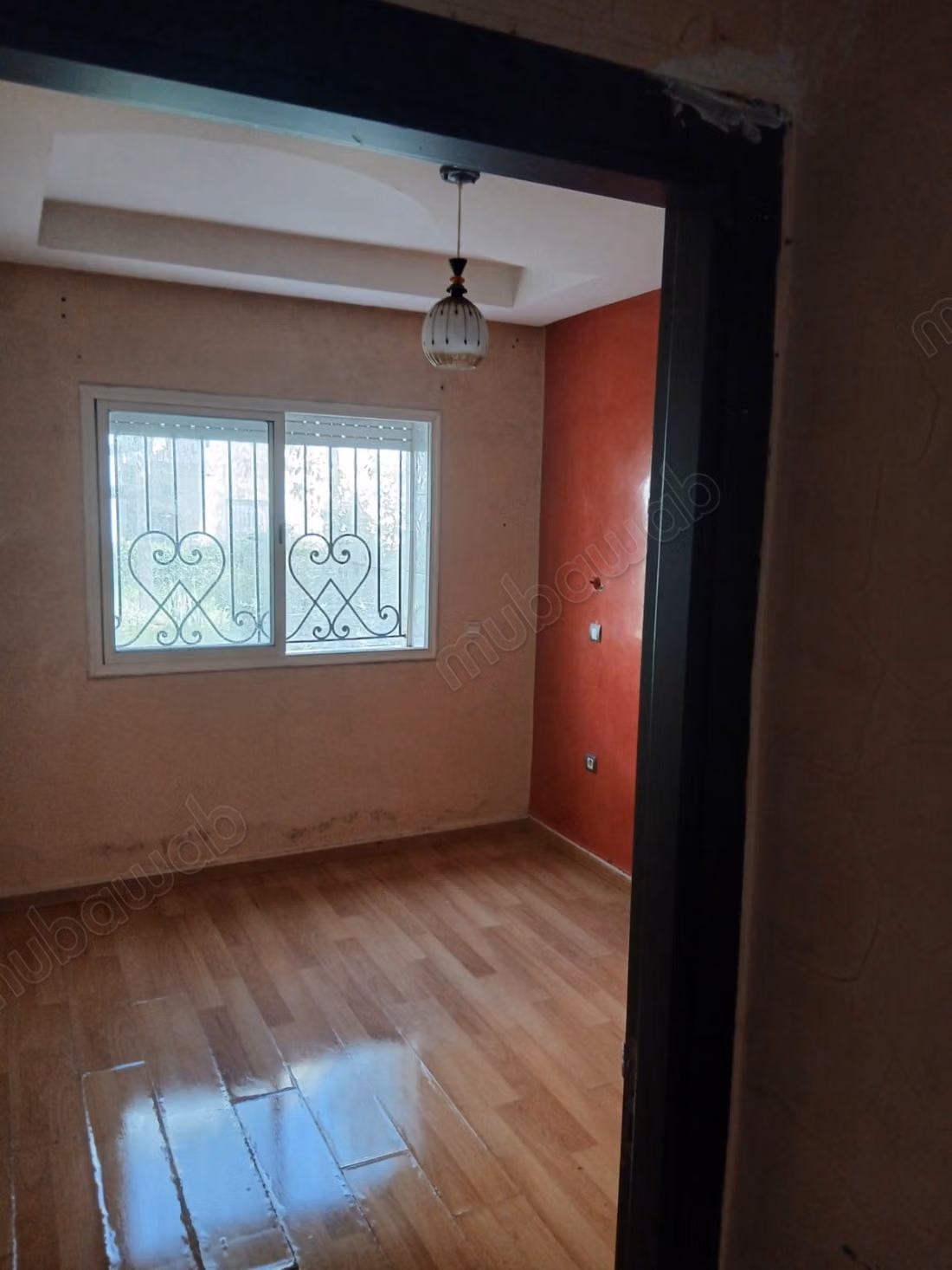 Vend appartement à Al Qods. 
Surface de 75 m². 
Belle terrasse et jardin