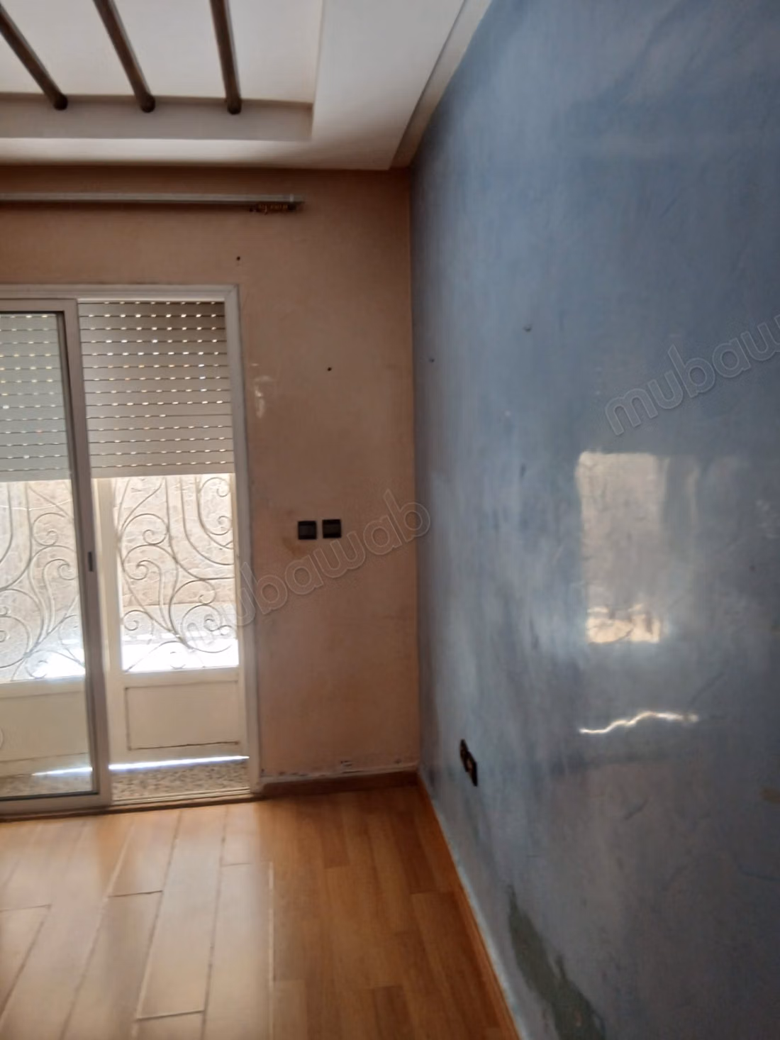 Vend appartement à Al Qods. 
Surface de 75 m². 
Belle terrasse et jardin