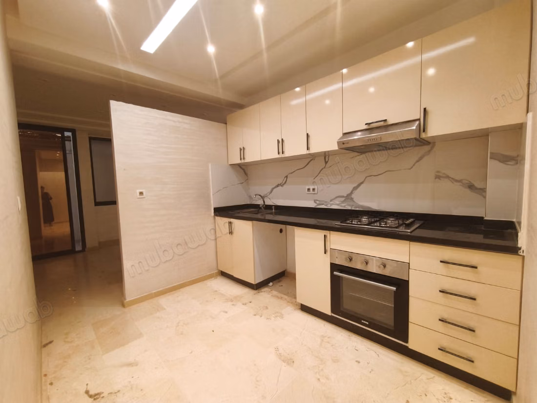 Centro Gueliz bel appartamento in affitto a lungo termine vuoto con 2 camere da letto, soggiorno e posto auto nel seminterrato