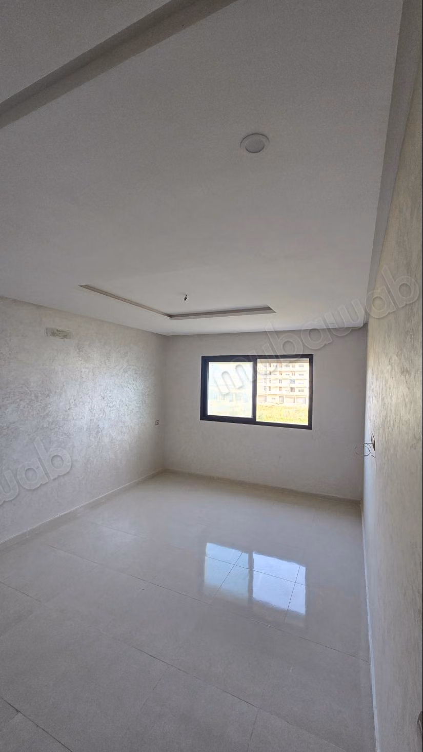 Bel appartement à vendre en ville. Superficie totale de 78 m². Fenêtres à double vitrage et porte sécurisée