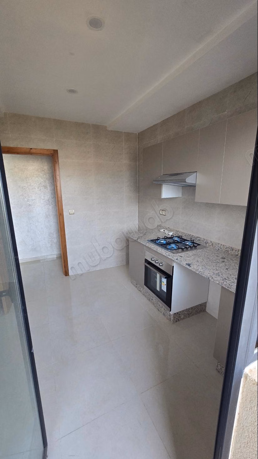 Bel appartement à vendre en ville. Superficie totale de 78 m². Fenêtres à double vitrage et porte sécurisée