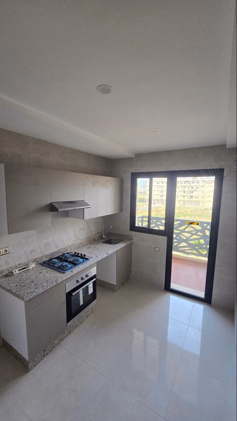 Bel appartement à vendre en ville. Superficie totale de 78 m². Fenêtres à double vitrage et porte sécurisée