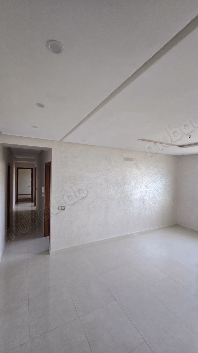 Bel appartement à vendre en ville. Superficie totale de 78 m². Fenêtres à double vitrage et porte sécurisée