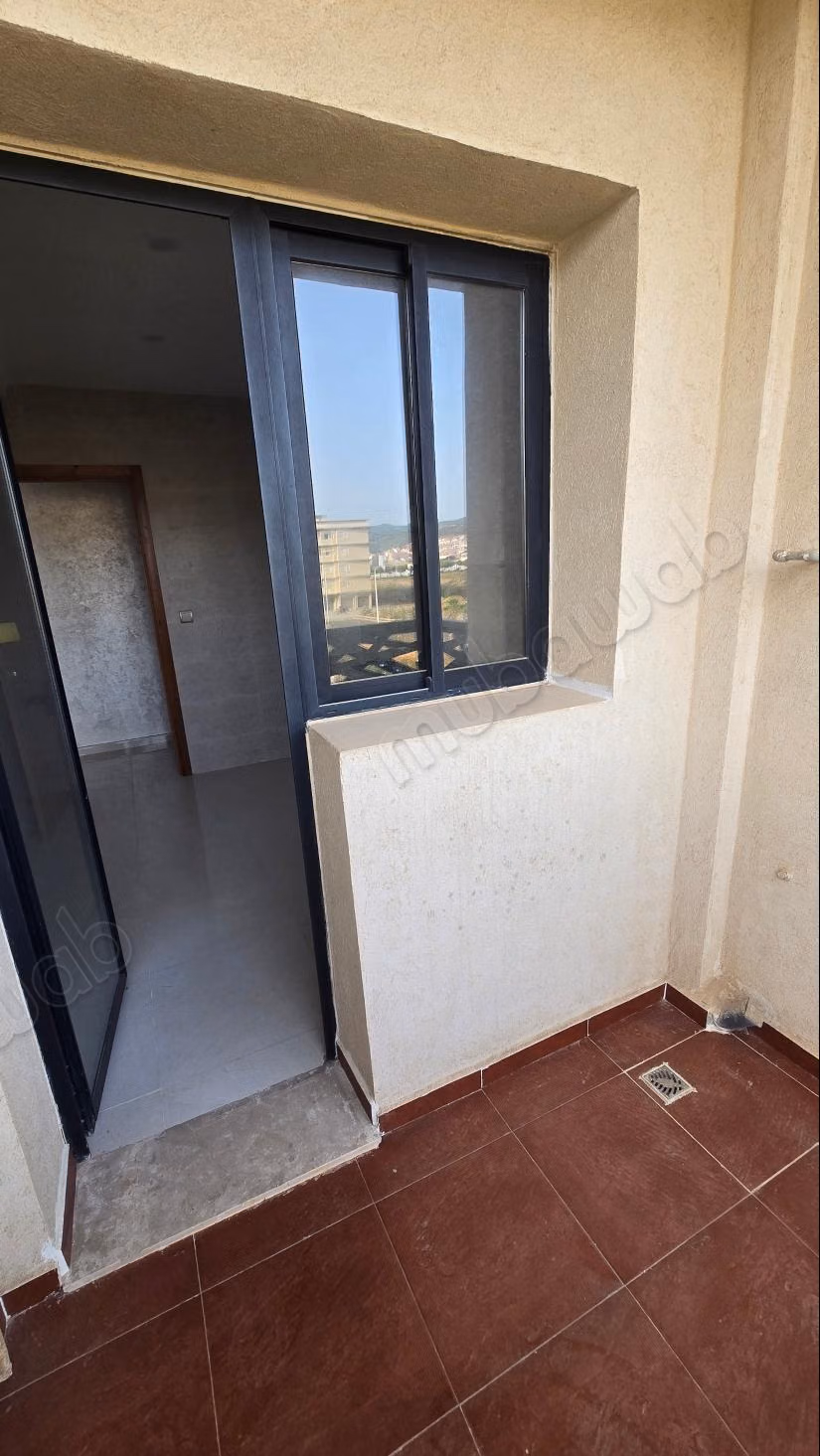 Bel appartement à vendre en ville. Superficie totale de 78 m². Fenêtres à double vitrage et porte sécurisée