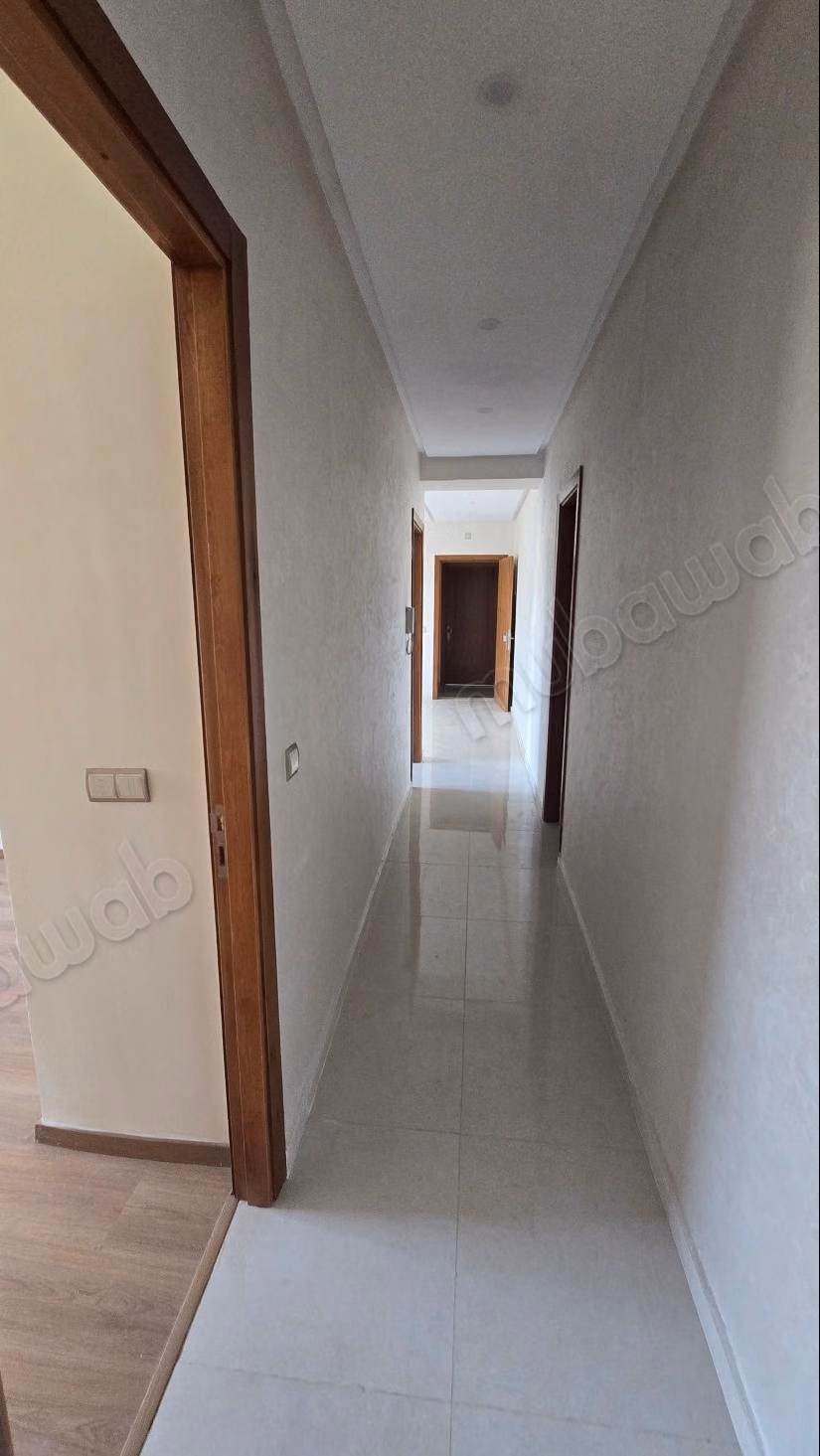 Bel appartement à vendre en ville. Superficie totale de 78 m². Fenêtres à double vitrage et porte sécurisée