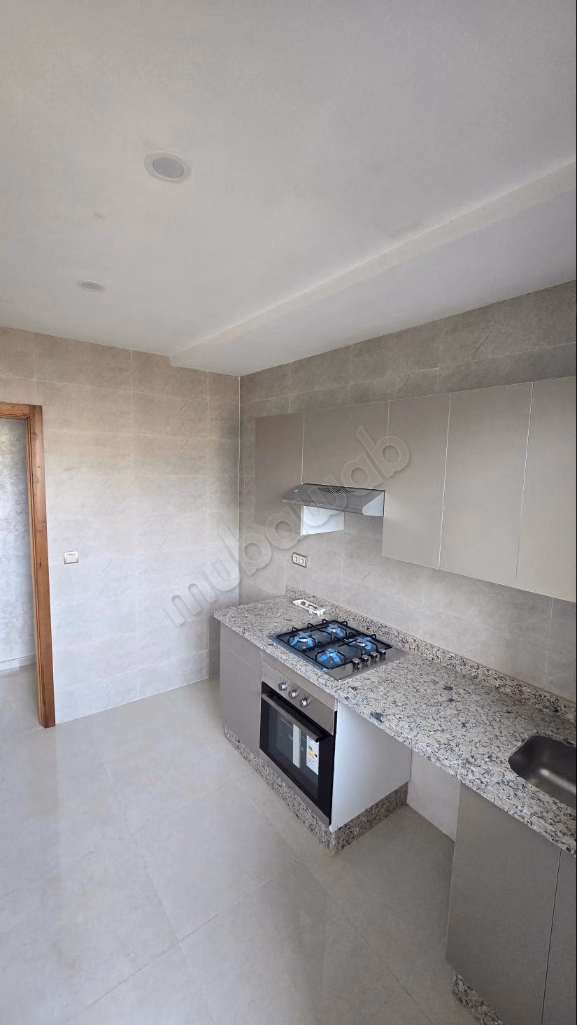 Bel appartement à vendre en ville. Superficie totale de 78 m². Fenêtres à double vitrage et porte sécurisée