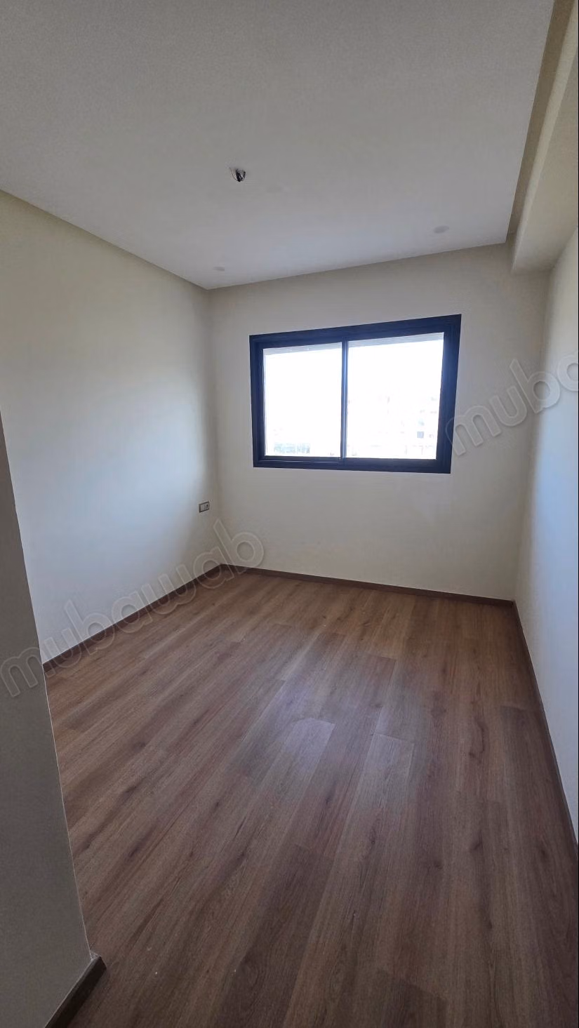 Bel appartement à vendre en ville. Superficie totale de 78 m². Fenêtres à double vitrage et porte sécurisée