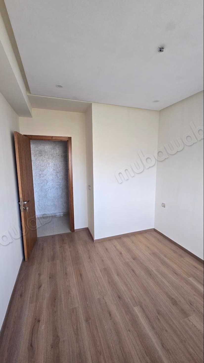 Bel appartement à vendre en ville. Superficie totale de 78 m². Fenêtres à double vitrage et porte sécurisée