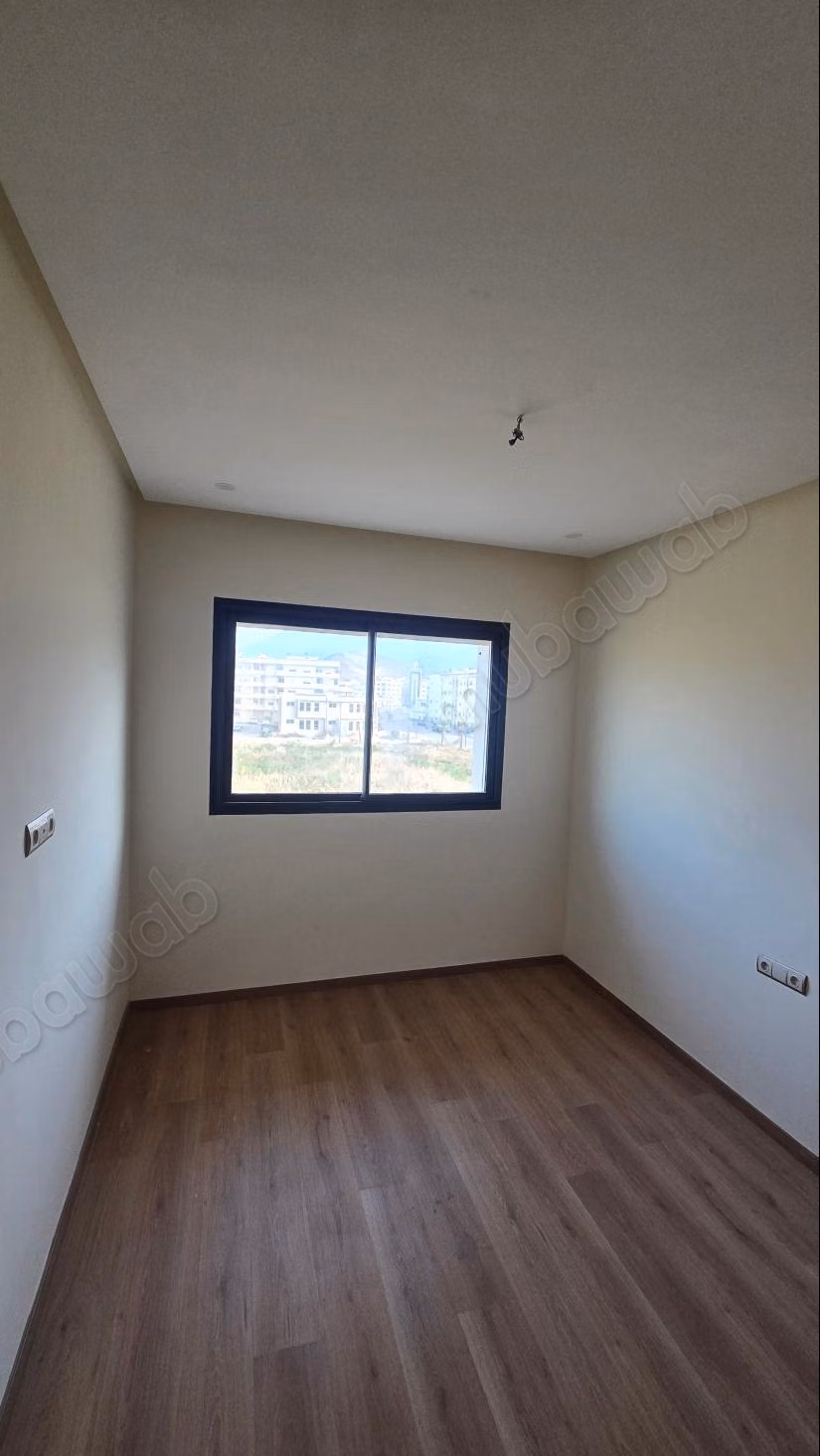 Bel appartement à vendre en ville. Superficie totale de 78 m². Fenêtres à double vitrage et porte sécurisée