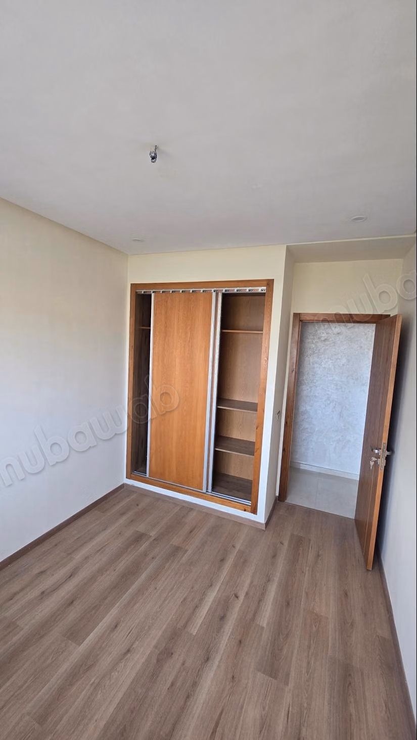Bel appartement à vendre en ville. Superficie totale de 78 m². Fenêtres à double vitrage et porte sécurisée