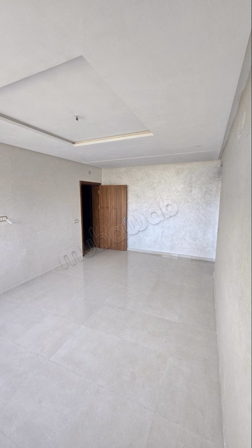 Bel appartement à vendre en ville. Superficie totale de 78 m². Fenêtres à double vitrage et porte sécurisée