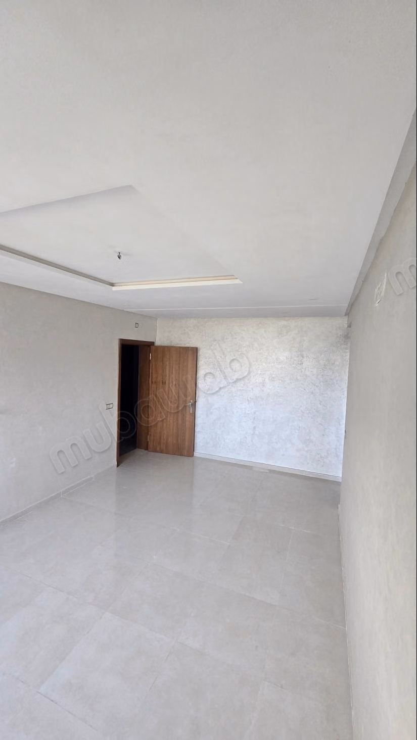 Bel appartement à vendre en ville. Superficie totale de 78 m². Fenêtres à double vitrage et porte sécurisée