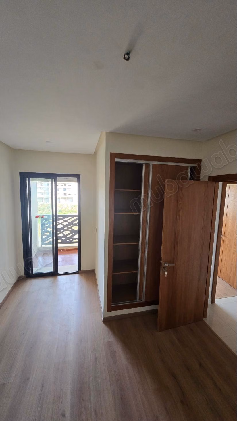 Bel appartement à vendre en ville. Superficie totale de 78 m². Fenêtres à double vitrage et porte sécurisée