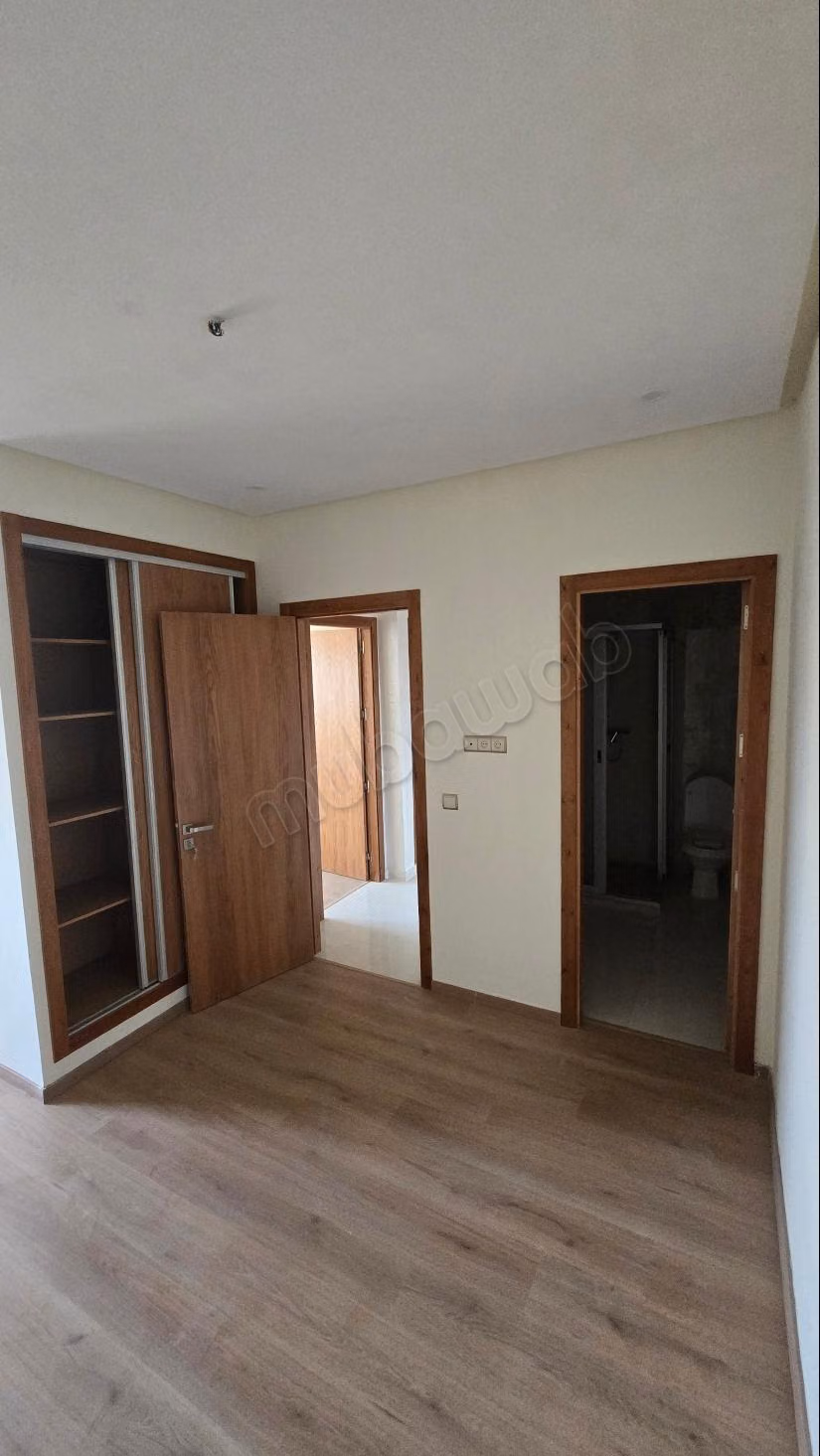Bel appartement à vendre en ville. Superficie totale de 78 m². Fenêtres à double vitrage et porte sécurisée