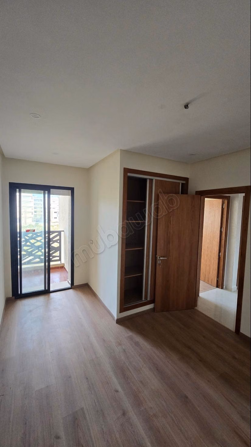 Bel appartement à vendre en ville. Superficie totale de 78 m². Fenêtres à double vitrage et porte sécurisée
