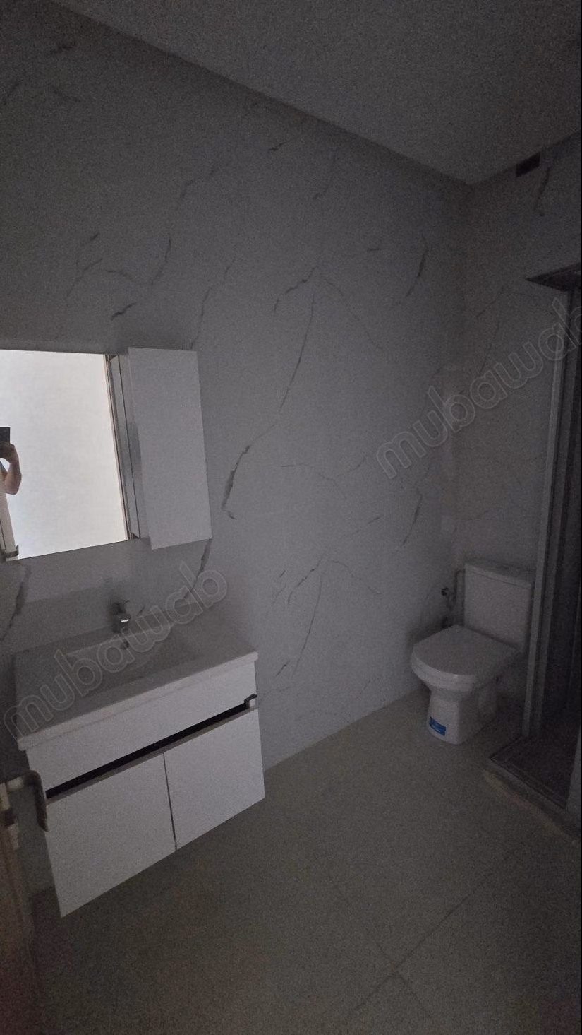 Bel appartement à vendre en ville. Superficie totale de 78 m². Fenêtres à double vitrage et porte sécurisée