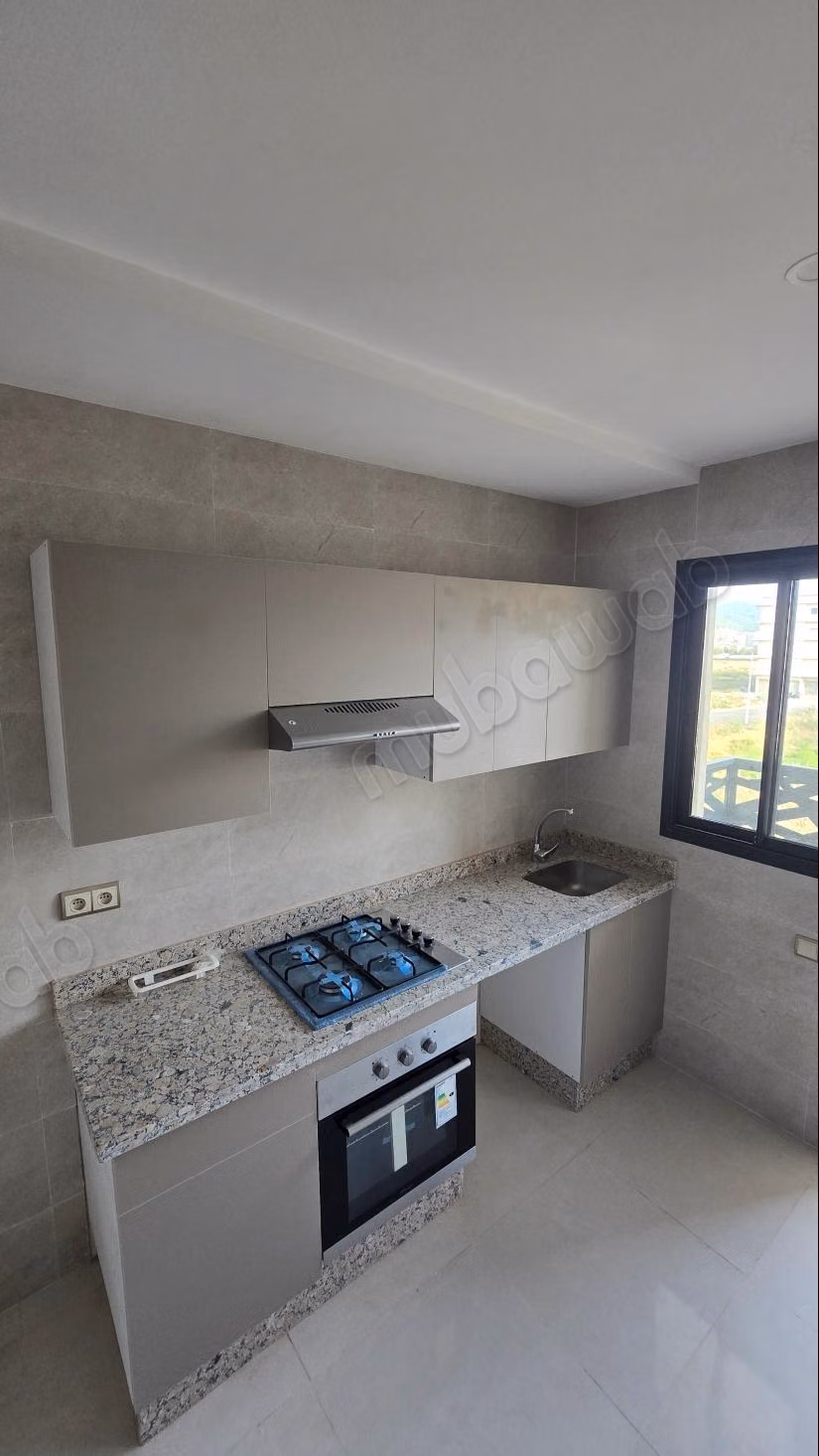 Bel appartement à vendre en ville. Superficie totale de 78 m². Fenêtres à double vitrage et porte sécurisée