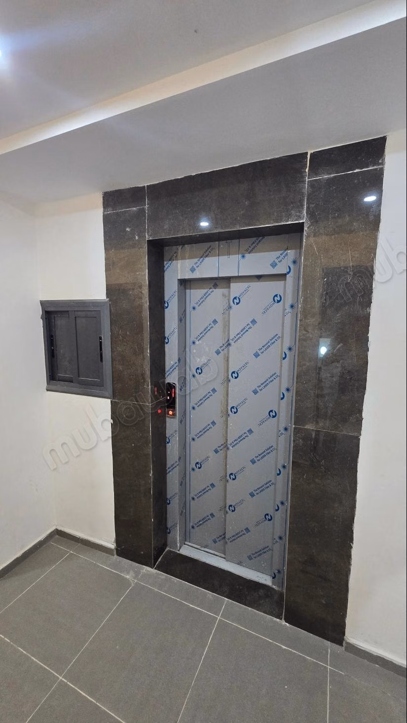 Bel appartement à vendre en ville. Superficie totale de 78 m². Fenêtres à double vitrage et porte sécurisée