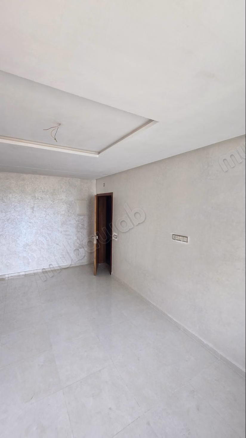 Bel appartement à vendre en ville. Superficie totale de 78 m². Fenêtres à double vitrage et porte sécurisée