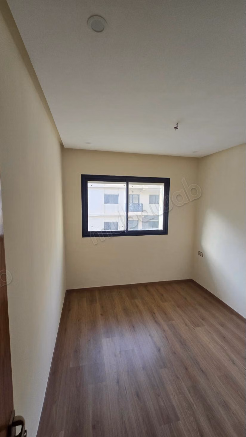 Bel appartement à vendre en ville. Superficie totale de 78 m². Fenêtres à double vitrage et porte sécurisée