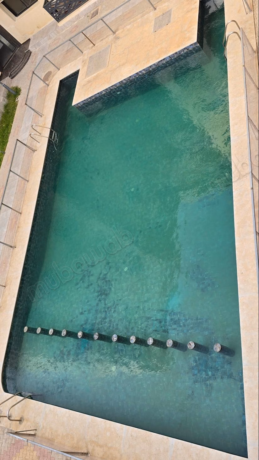 Bel appartement à vendre en ville. Superficie totale de 78 m². Fenêtres à double vitrage et porte sécurisée