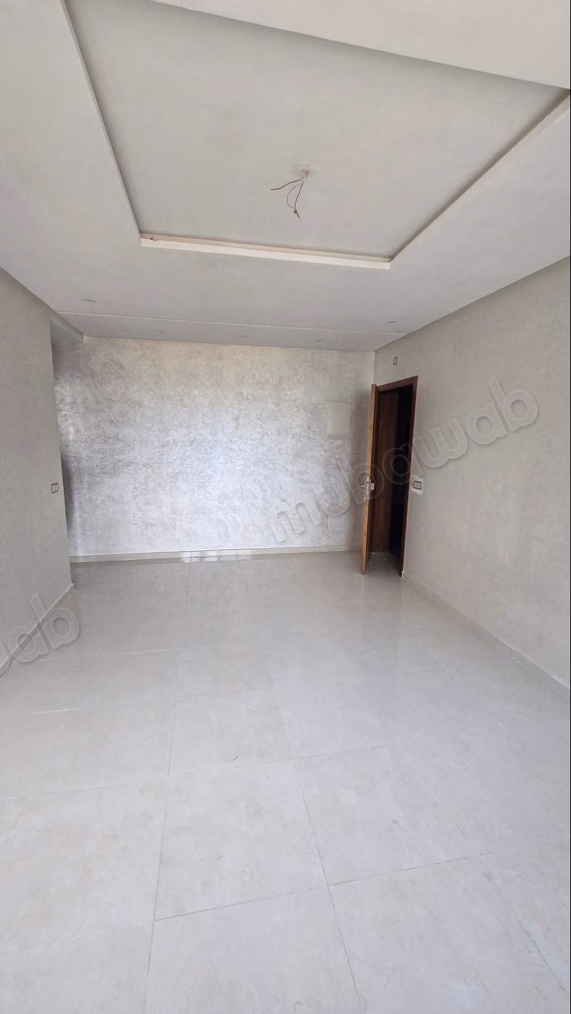 Bel appartement à vendre en ville. Superficie totale de 78 m². Fenêtres à double vitrage et porte sécurisée