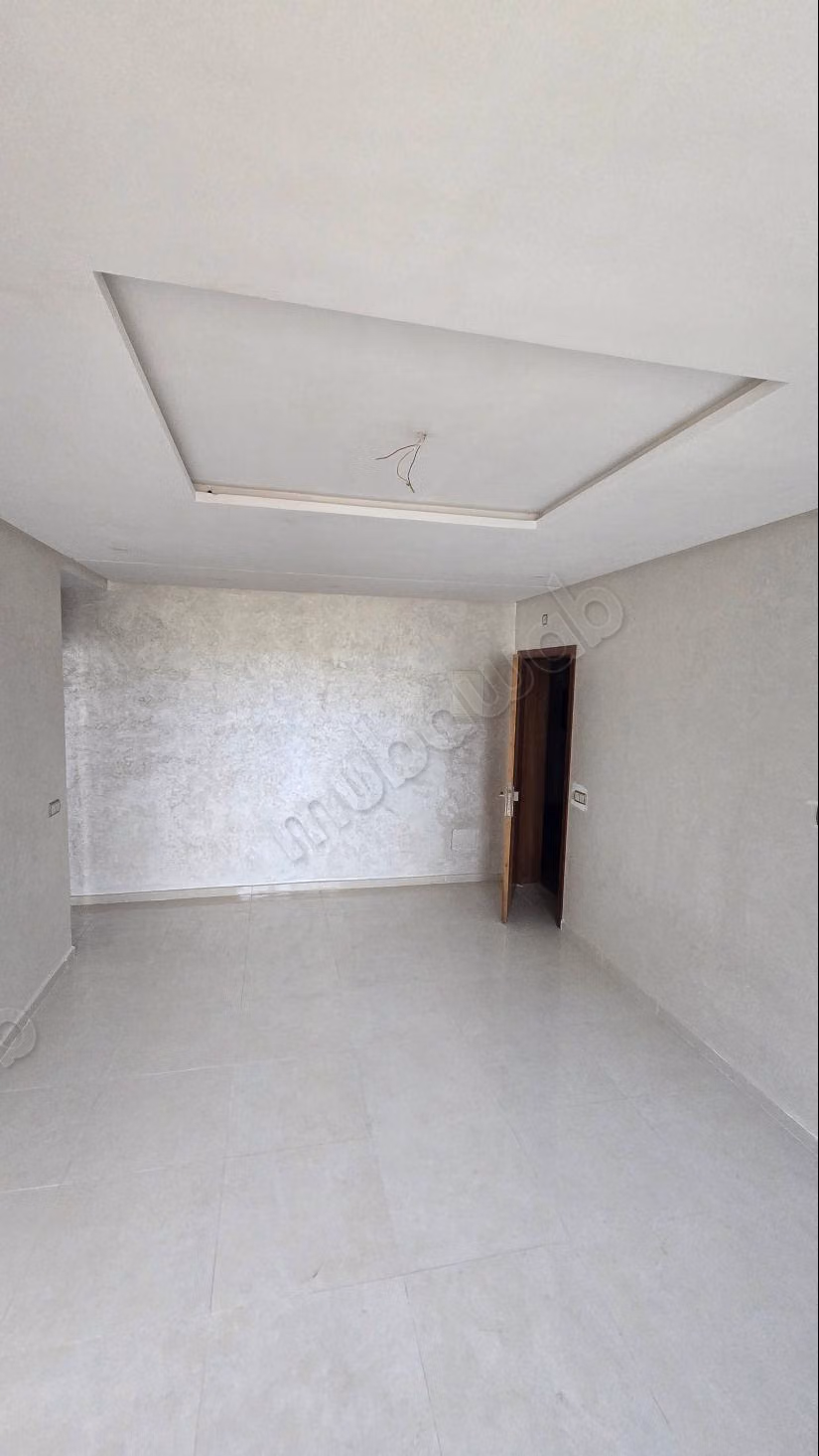 Bel appartement à vendre en ville. Superficie totale de 78 m². Fenêtres à double vitrage et porte sécurisée