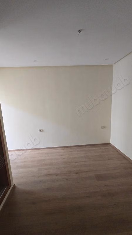 Hermoso apartamento en venta en la ciudad. Superficie total de 78 m². Ventanas con doble acristalamiento y puerta segura