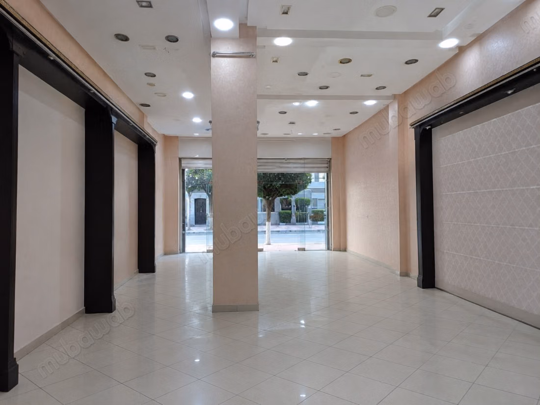 Bureaux et locaux commerciaux à vendre à Saniat Errmel. Grande superficie de 135 m². Sécurité