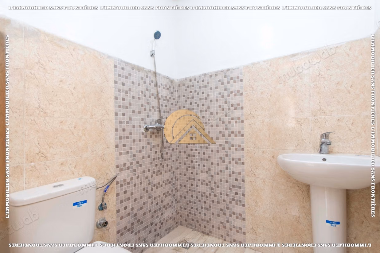Appartamento vuoto nuovo di 59 m² in affitto – 3 camere, ascensore, parcheggio e aria condizionata split