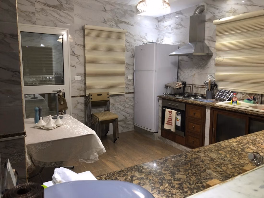 Vend appartement à Bizerte Le Corniche. 3 belles chambres. Fenêtres avec double vitrage et porte blindée