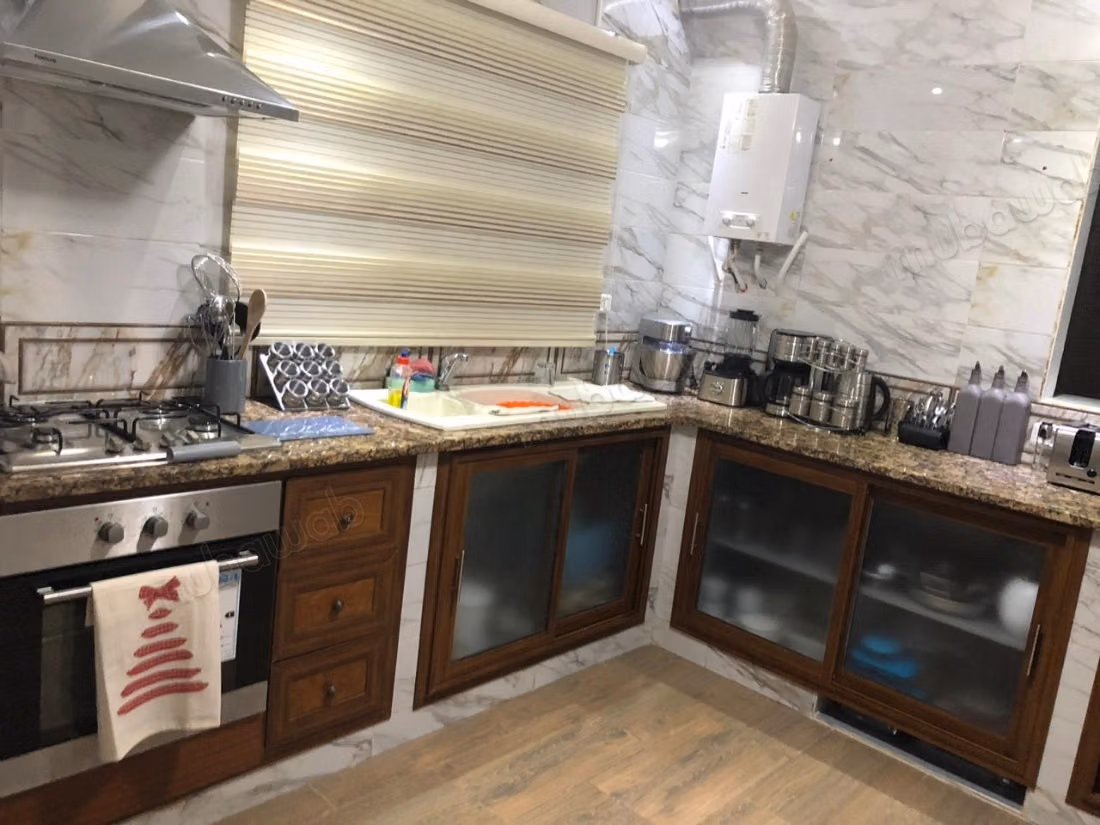 Vend appartement à Bizerte Le Corniche. 3 belles chambres. Fenêtres avec double vitrage et porte blindée