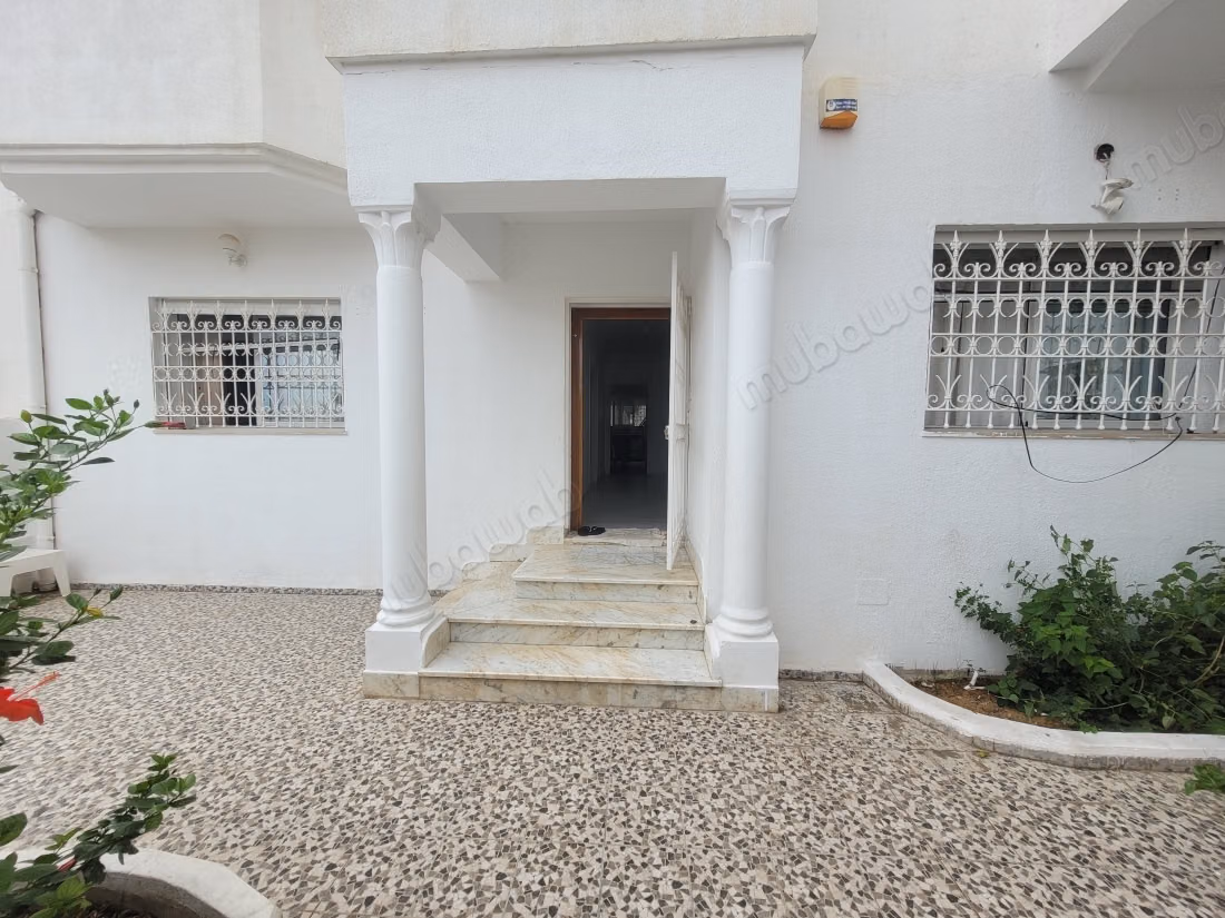 Vend appartement à Bizerte Le Corniche. 3 belles chambres. Fenêtres avec double vitrage et porte blindée