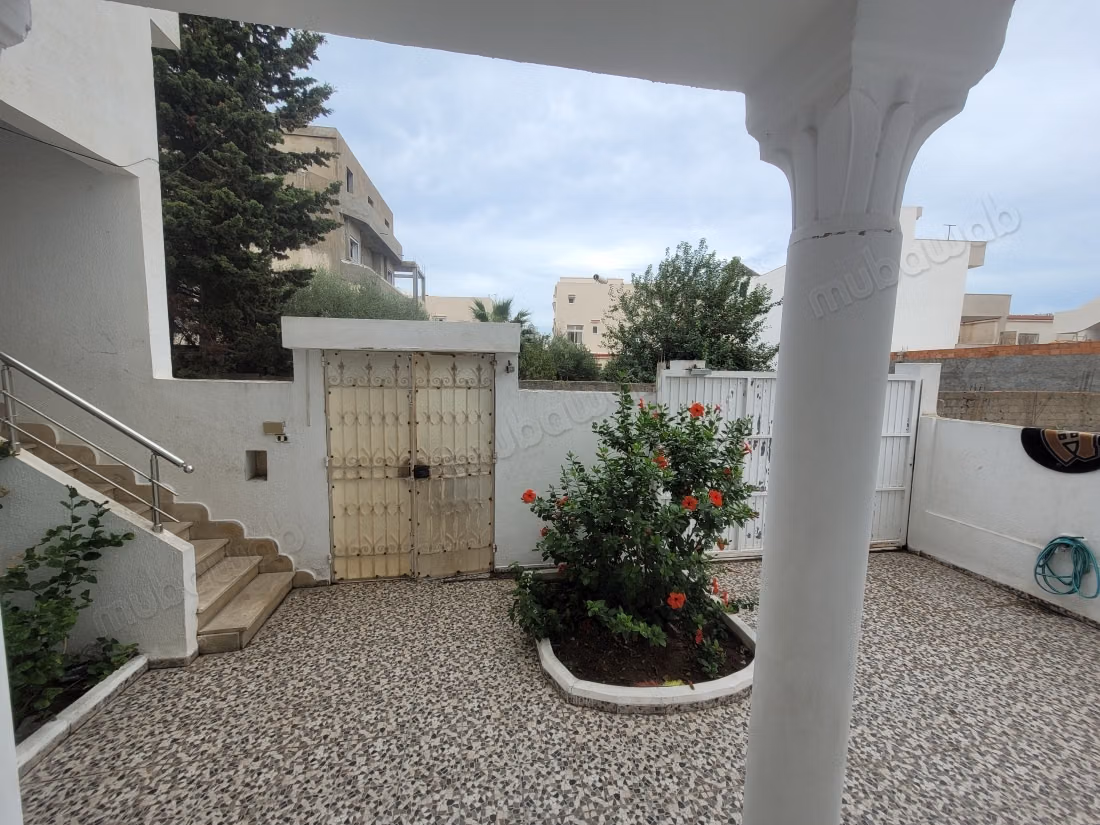 Vend appartement à Bizerte Le Corniche. 3 belles chambres. Fenêtres avec double vitrage et porte blindée