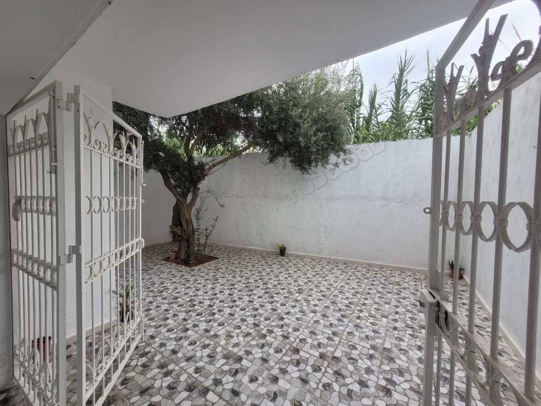 Vend appartement à Bizerte Le Corniche. 3 belles chambres. Fenêtres avec double vitrage et porte blindée